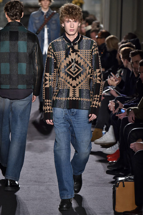 Jersey marrón y negro con estampado étnico para Versace de la moda de París para la temporada otoño/invierno 2016/2017