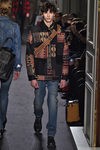 Chaqueta patchwork con estampado étnico para Valentino en la semana de la moda de París para la temporada otoño/invierno 2016/2017