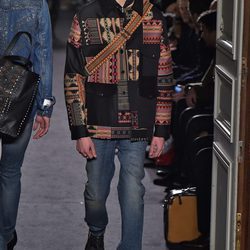 Chaqueta patchwork con estampado étnico para Valentino en la semana de la moda de París para la temporada otoño/invierno 2016/2017