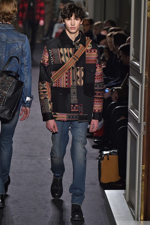 Chaqueta patchwork con estampado étnico para Valentino en la semana de la moda de París para la temporada otoño/invierno 2016/2017