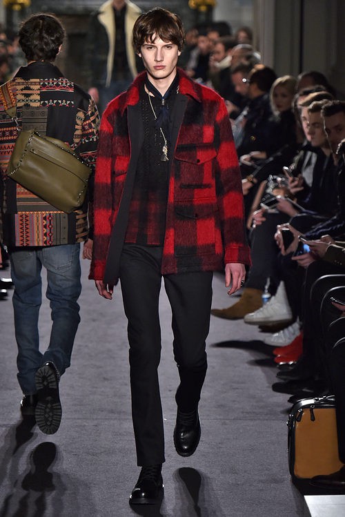 Camisa con estampado madras rojo para Valentino en la semana de la moda de París para la temporada otoño/invierno 2016/2017