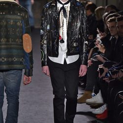 Perfecto de cuero con detalles metalizados para Valentino en la semana de la moda de París para la temporada otoño/invierno 2016/2017