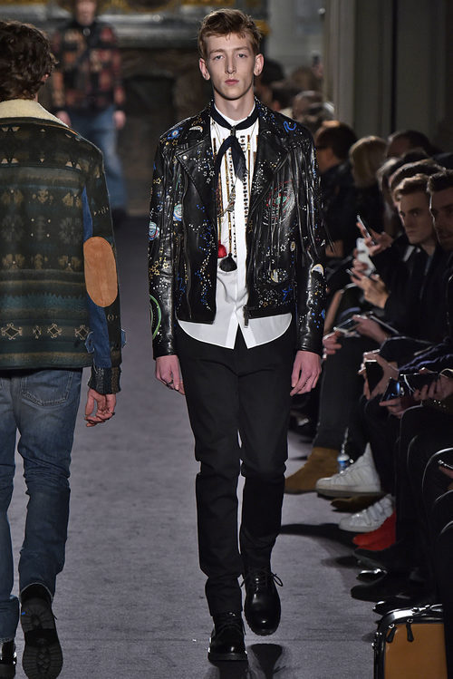 Perfecto de cuero con detalles metalizados para Valentino en la semana de la moda de París para la temporada otoño/invierno 2016/2017