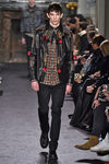 Perfecto de cuero con estampado geométrico y borlas rojas para Valentino en la semana de la moda de París para la temporada otoño/invierno 2016/2017