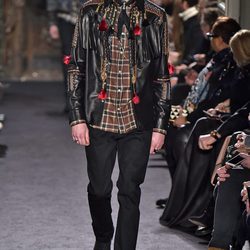 Perfecto de cuero con estampado geométrico y borlas rojas para Valentino en la semana de la moda de París para la temporada otoño/invierno 2016/2017