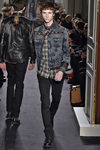 Cazadora vaquera con detalles geométrico y camisa madras para Valentino en la semana de la moda de París para la temporada otoño/invierno 216/2017