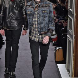 Cazadora vaquera con detalles geométrico y camisa madras para Valentino en la semana de la moda de París para la temporada otoño/invierno 216/2017