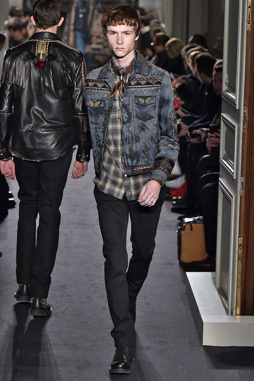 Cazadora vaquera con detalles geométrico y camisa madras para Valentino en la semana de la moda de París para la temporada otoño/invierno 216/2017