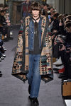 Conjunto denim con poncho étnico para Valentino en la semana de la moda de París para la temporada otoño/invierno 2016/2017