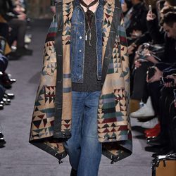 Conjunto denim con poncho étnico para Valentino en la semana de la moda de París para la temporada otoño/invierno 2016/2017