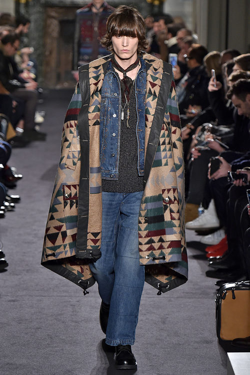 Conjunto denim con poncho étnico para Valentino en la semana de la moda de París para la temporada otoño/invierno 2016/2017