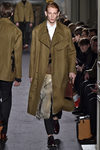 Maxi abrigo de ante con chaleco largo de pelo para Valentino en la semana de la moda de París para la temporada otoño/invierno 2016/2017