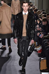 Chaqueta de charol negra para Valentino en la semana de la moda de París para la temporada otoño/invierno 2016/2017