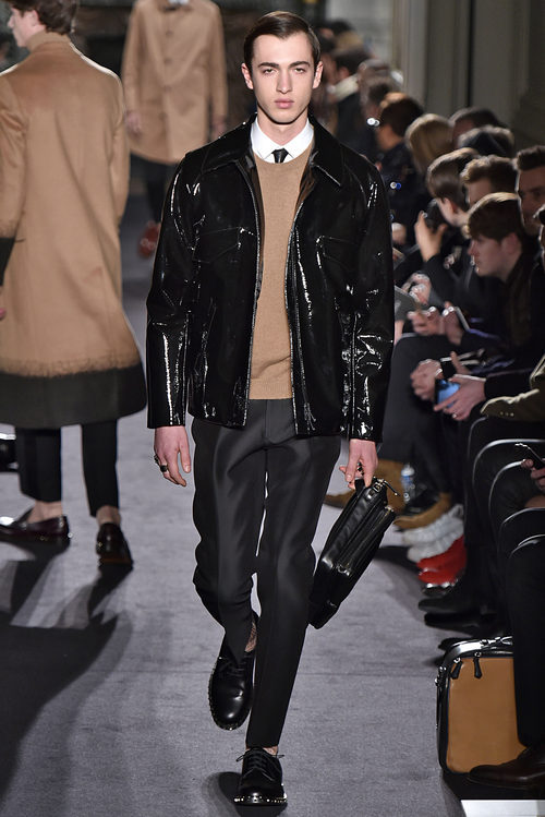 Chaqueta de charol negra para Valentino en la semana de la moda de París para la temporada otoño/invierno 2016/2017