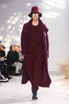 Total look en marsala con sombrero campesino para Issey Miyake en la semana de la moda de París para la temporada otoño/invierno 2016/2017