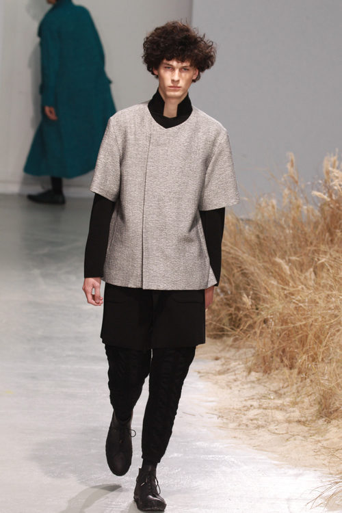 Perfecto estilo kimono gris para Issey Miyake en la semana de la moda de París para la temporada otoño/invierno 2016/2017
