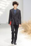 Traje sastre negro con bolso de mano rosa para Issey Miyake en la semana de la moda de París para la temporada otoño/invierno 2016/2017