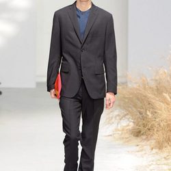 Traje sastre negro con bolso de mano rosa para Issey Miyake en la semana de la moda de París para la temporada otoño/invierno 2016/2017