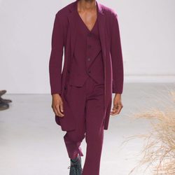 Conjunto marsala con cuello pico para Issey Miyake en la semana de la moda de París para la temporada otoño/invierno 2016/2017