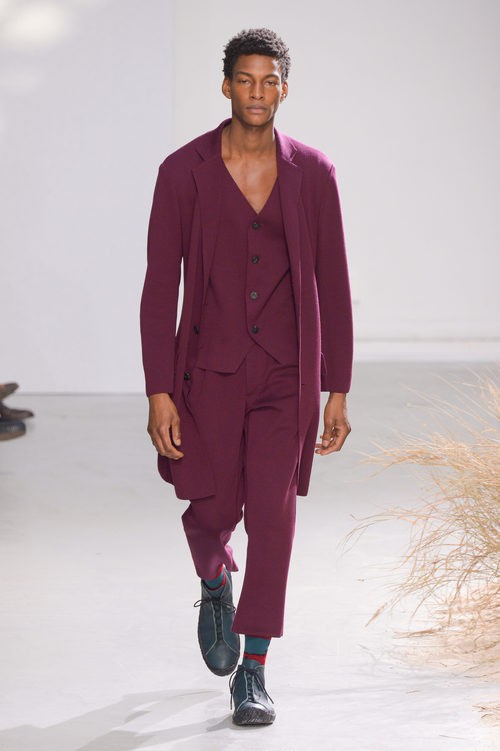 Conjunto marsala con cuello pico para Issey Miyake en la semana de la moda de París para la temporada otoño/invierno 2016/2017