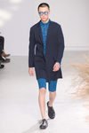 Americana negra con conjunto azul para Issey Miyake en la semana de la moda de París para la temporada otoño/invierno 2016/2017