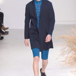 Americana negra con conjunto azul para Issey Miyake en la semana de la moda de París para la temporada otoño/invierno 2016/2017
