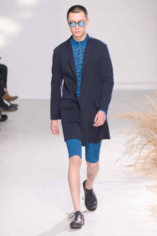 Americana negra con conjunto azul para Issey Miyake en la semana de la moda de París para la temporada otoño/invierno 2016/2017