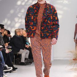 Mono con estampado naranja para Issey Miyake en la semana de la moda de París para la temporada otoño/invierno 2016/2017