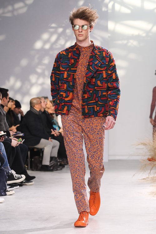 Mono con estampado naranja para Issey Miyake en la semana de la moda de París para la temporada otoño/invierno 2016/2017