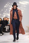 Abrigo largo con estampado naranja para Issey Miyake en la semana de la moda de París para la temporada otoño/invierno 2016/2017