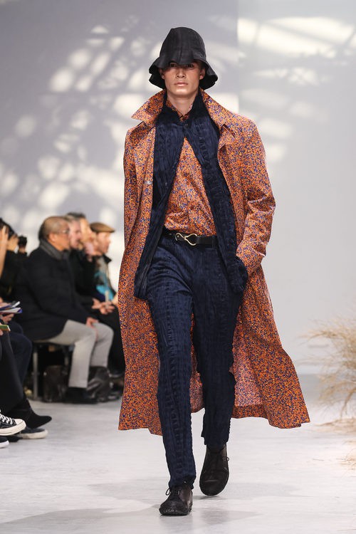 Abrigo largo con estampado naranja para Issey Miyake en la semana de la moda de París para la temporada otoño/invierno 2016/2017