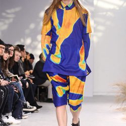 Look psicodélico para Issey Miyake en la semana de la moda de París para la temporada otoño/invierno 2016/2017