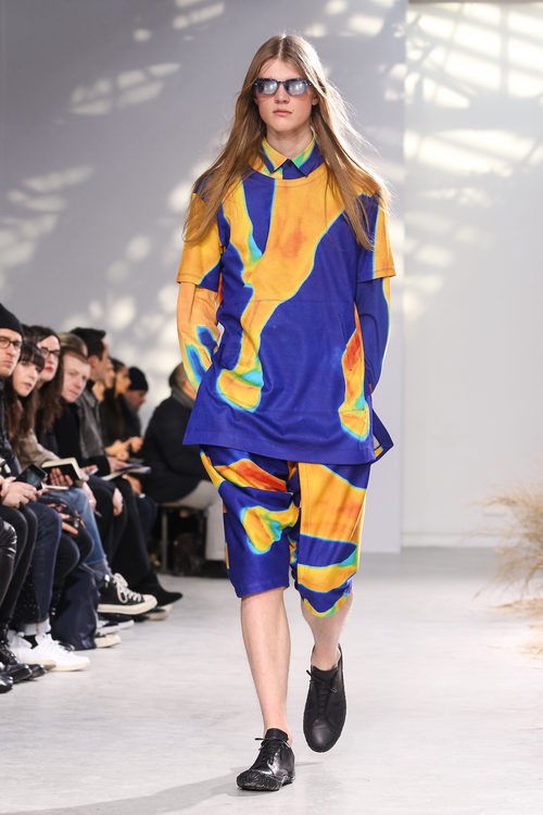 Look psicodélico para Issey Miyake en la semana de la moda de París para la temporada otoño/invierno 2016/2017