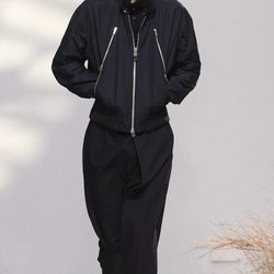 Total black para Issey Miyake en la semana de la moda de París para la temporada otoño/invierno 2016/2017