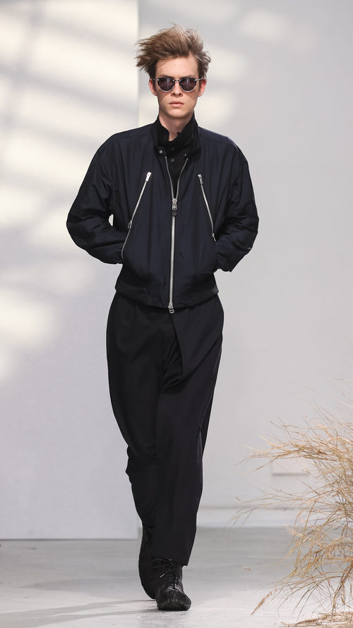 Total black para Issey Miyake en la semana de la moda de París para la temporada otoño/invierno 2016/2017