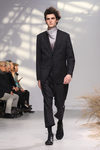 Traje negro con jersey gris degradado para Issey Miyake en la semana de la moda de París para la temporada otoño/invierno 2016/2017