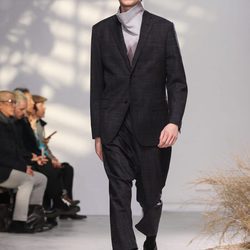 Traje negro con jersey gris degradado para Issey Miyake en la semana de la moda de París para la temporada otoño/invierno 2016/2017