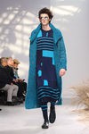 Conjunto azul con estampado psicodélico para Issey Miyake en la semana de la moda de París para la temporada otoño/invierno 2016/2017