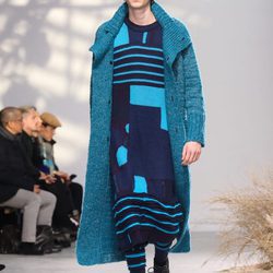 Conjunto azul con estampado psicodélico para Issey Miyake en la semana de la moda de París para la temporada otoño/invierno 2016/2017