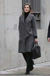 La Reina Letizia con abrigo gris y traje negro