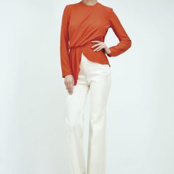 Pantalón palazzo blanco y blusa naranja asimétrica de Dolores Promesas Resort 2016