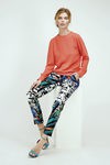 Blusa amplia naranja y pantalones tobilleros con estampado abstracto de Dolores Promesas Resort 2016