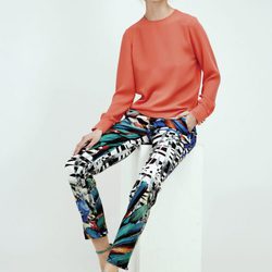 Blusa amplia naranja y pantalones tobilleros con estampado abstracto de Dolores Promesas Resort 2016