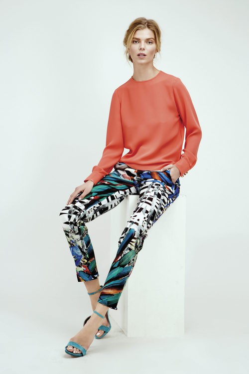 Blusa amplia naranja y pantalones tobilleros con estampado abstracto de Dolores Promesas Resort 2016