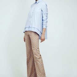Blusa amplia azul y pantalones palazzo con estampado geometrico de Dolores Promesas Resort 2016