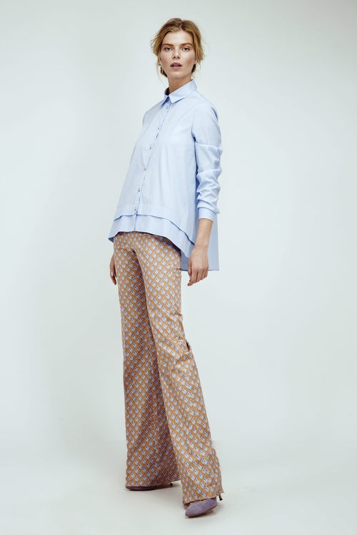 Blusa amplia azul y pantalones palazzo con estampado geometrico de Dolores Promesas Resort 2016