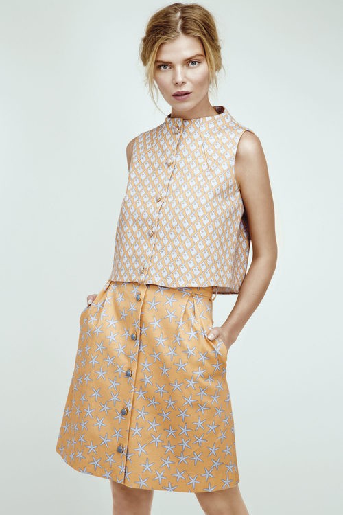 Conjunto con diferente estampado con top y falda de Dolores Promesas Resort 2016