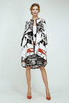 Kimono blanco con estampado abstracto en negro de Dolores Promesas Resort 2016