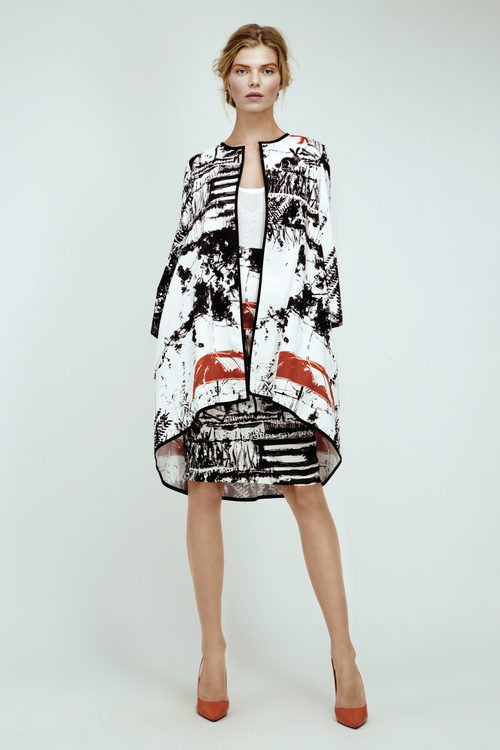 Kimono blanco con estampado abstracto en negro de Dolores Promesas Resort 2016