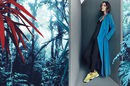 Maxi abrigo azul con deportivas amarillas de Pinko para Primavera/Verano 2016